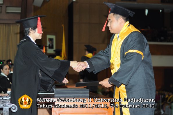 wisuda-fakultas-hukum-oleh-dekan-076