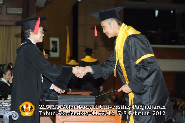 wisuda-fakultas-hukum-oleh-dekan-078