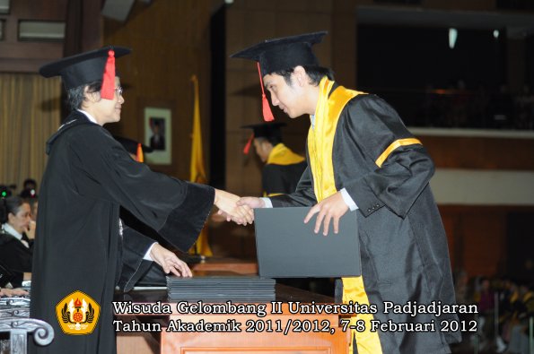 wisuda-fakultas-hukum-oleh-dekan-079