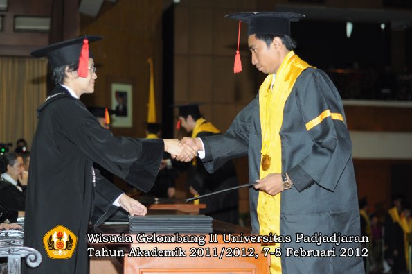 wisuda-fakultas-hukum-oleh-dekan-080