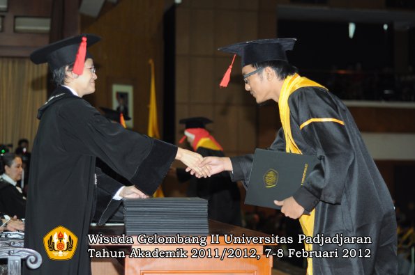 wisuda-fakultas-hukum-oleh-dekan-109