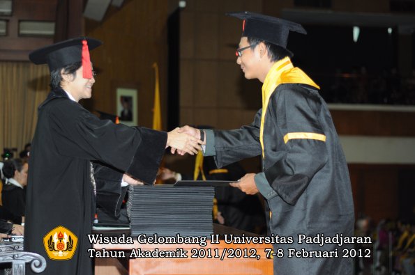 wisuda-fakultas-hukum-oleh-dekan-140