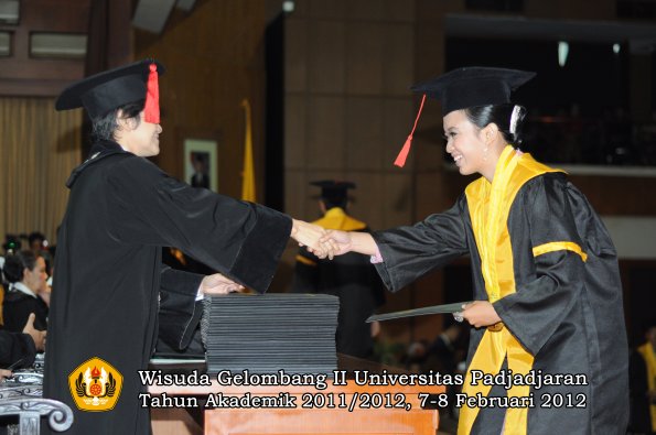 wisuda-fakultas-hukum-oleh-dekan-141