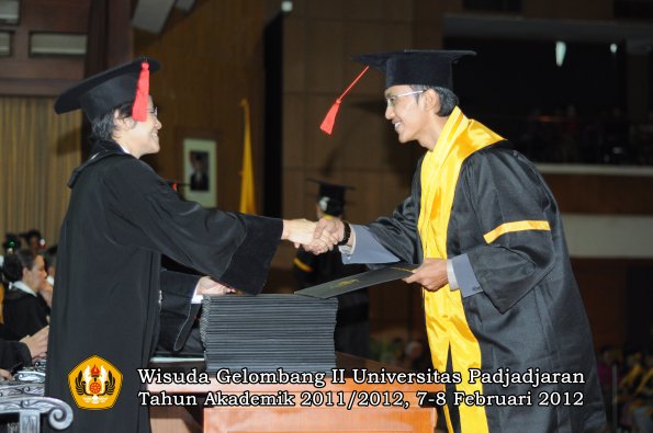 wisuda-fakultas-hukum-oleh-dekan-142