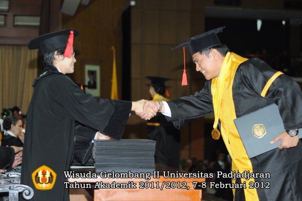 wisuda-fakultas-hukum-oleh-dekan-145