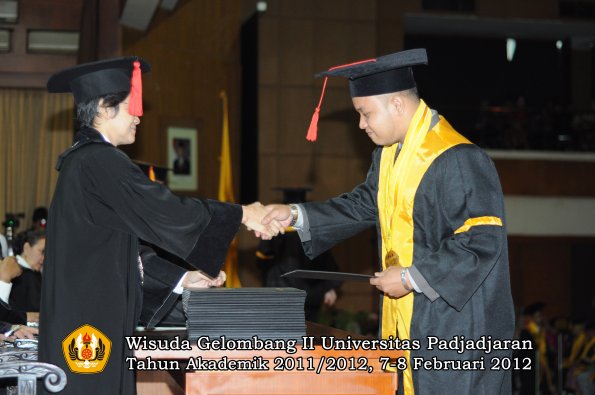 wisuda-fakultas-hukum-oleh-dekan-154