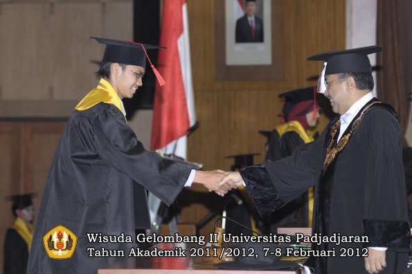 wisuda-fakultas-hukum-oleh-rektor-002-copy_1329708498