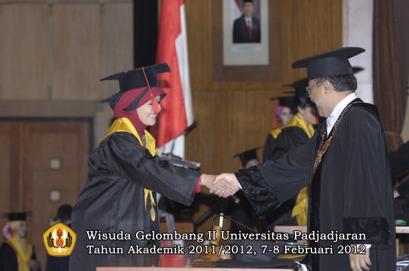 wisuda-fakultas-hukum-oleh-rektor-003-copy_1329708497