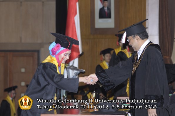 wisuda-fakultas-hukum-oleh-rektor-005-copy_1329708499