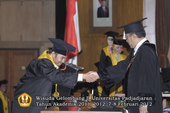 wisuda-fakultas-hukum-oleh-rektor-011-copy_1329708501