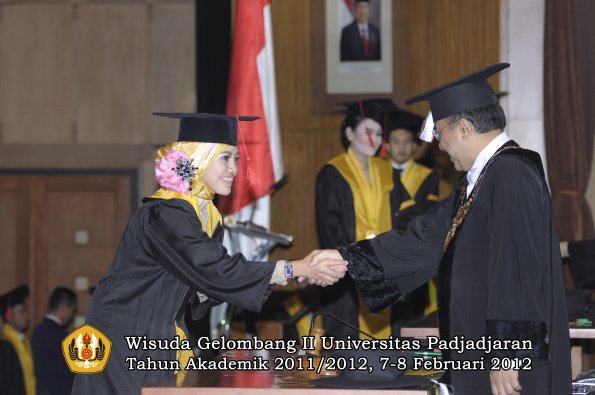 wisuda-fakultas-hukum-oleh-rektor-012-copy_1329708501