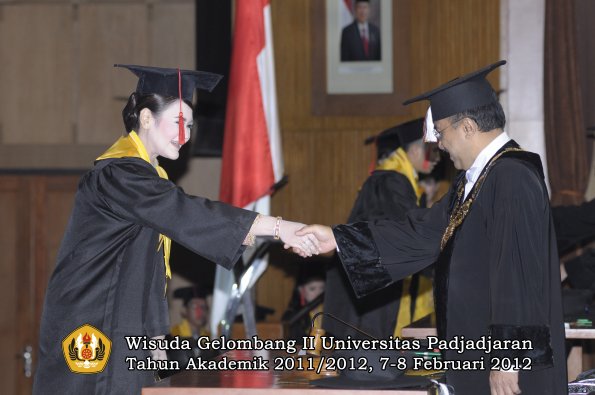 wisuda-fakultas-hukum-oleh-rektor-013-copy_1329708501