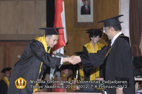 wisuda-fakultas-hukum-oleh-rektor-014-copy_1329708502