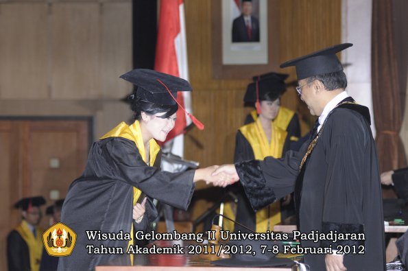 wisuda-fakultas-hukum-oleh-rektor-015-copy_1329708503