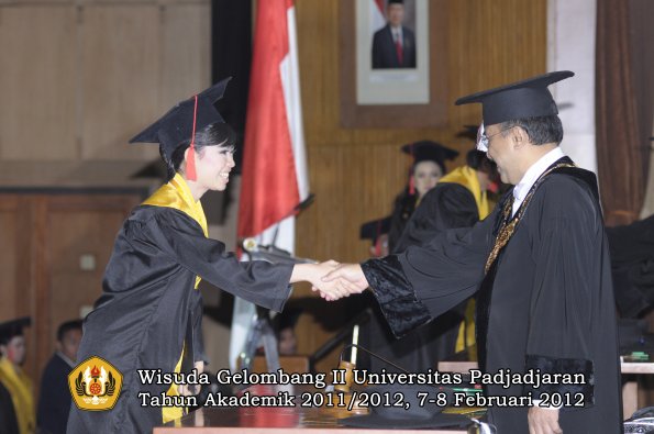 wisuda-fakultas-hukum-oleh-rektor-016-copy_1329708503