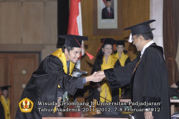 wisuda-fakultas-hukum-oleh-rektor-017-copy_1329708504