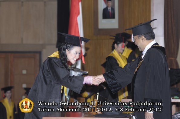 wisuda-fakultas-hukum-oleh-rektor-018-copy_1329708504