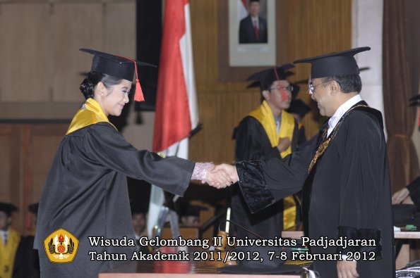 wisuda-fakultas-hukum-oleh-rektor-019-copy_1329708504