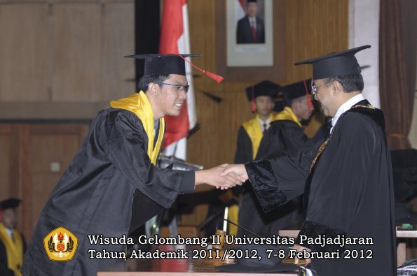 wisuda-fakultas-hukum-oleh-rektor-020-copy_1329708504