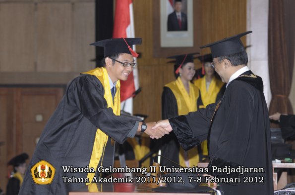 wisuda-fakultas-hukum-oleh-rektor-023-copy_1329708505