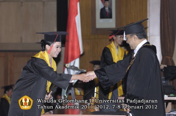 wisuda-fakultas-hukum-oleh-rektor-024-copy_1329708506