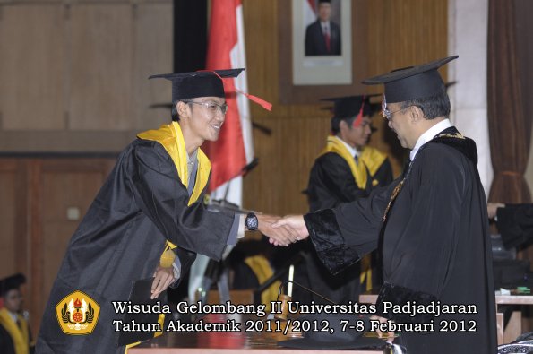 wisuda-fakultas-hukum-oleh-rektor-025-copy_1329708506