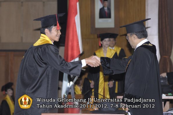 wisuda-fakultas-hukum-oleh-rektor-026-copy_1329708506