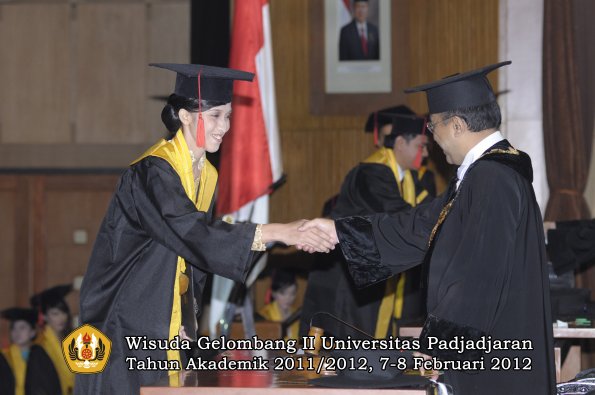 wisuda-fakultas-hukum-oleh-rektor-027-copy_1329708507