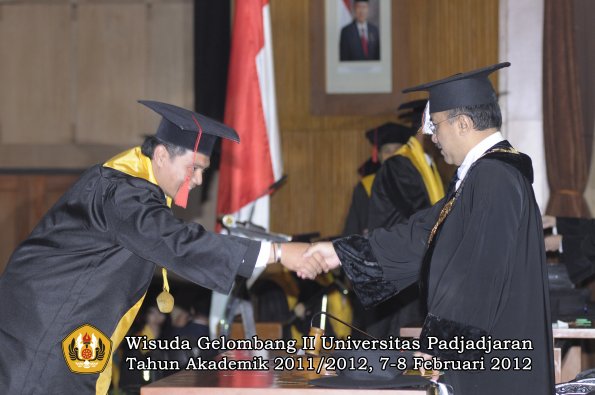 wisuda-fakultas-hukum-oleh-rektor-028-copy_1329708507