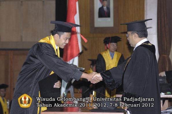 wisuda-fakultas-hukum-oleh-rektor-029-copy_1329708508