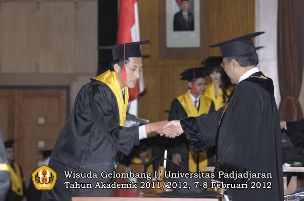 wisuda-fakultas-hukum-oleh-rektor-033-copy_1329708509