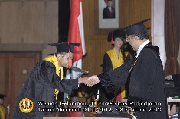 wisuda-fakultas-hukum-oleh-rektor-034-copy_1329708509