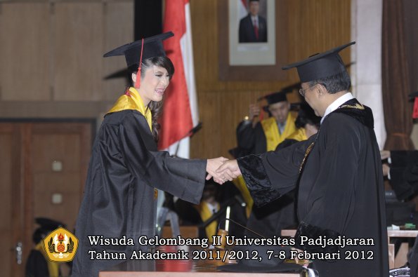 wisuda-fakultas-hukum-oleh-rektor-035-copy_1329708510