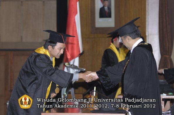 wisuda-fakultas-hukum-oleh-rektor-038-copy_1329708511