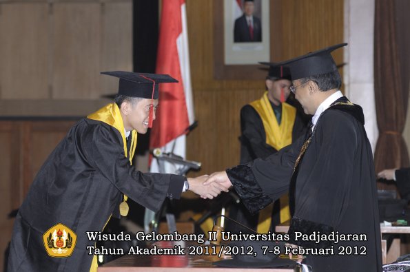 wisuda-fakultas-hukum-oleh-rektor-040-copy_1329708512