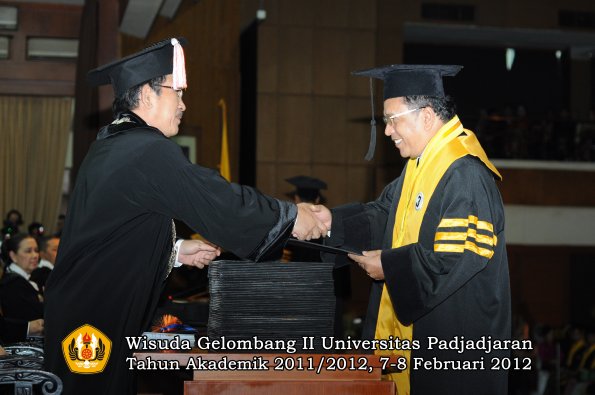 wisuda-program-doktor-oleh-direktur-pascasarjana-003-copy