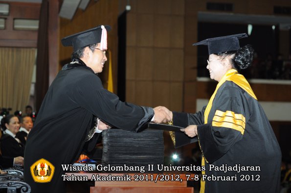 wisuda-program-doktor-oleh-direktur-pascasarjana-004-copy