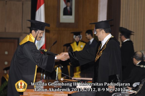 wisuda-unpad-gel-iii-2011_2012-pasca-sarjana-doktor-oleh-rektor-004