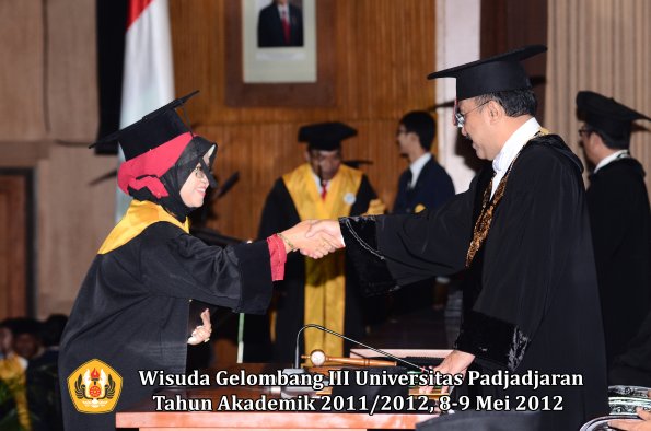 wisuda-unpad-gel-iii-2011_2012-pasca-sarjana-doktor-oleh-rektor-024