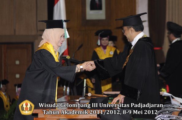 wisuda-unpad-gel-iii-2011_2012-pasca-sarjana-magister-oleh-rektor-018