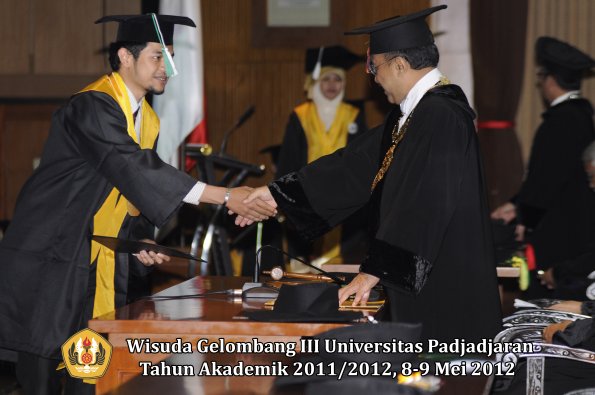 wisuda-unpad-gel-iii-2011_2012-pasca-sarjana-magister-oleh-rektor-037