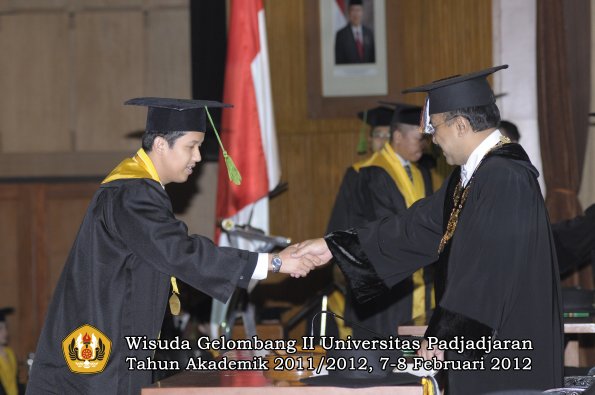 wisuda-fakultas-kedokteran-oleh-rektor-034-copy