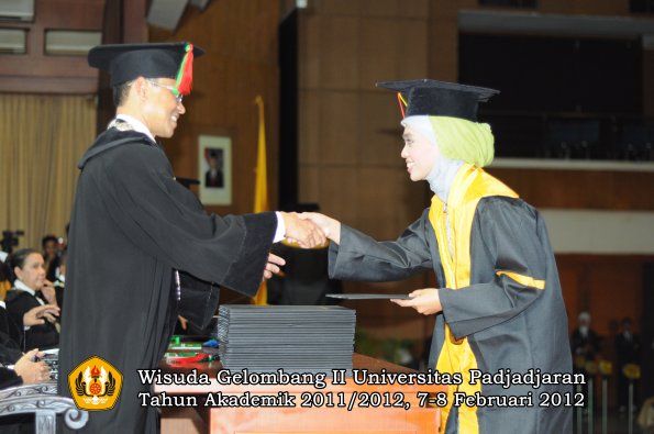 wisuda-fakultas-mipa-oleh-dekan-100-copy