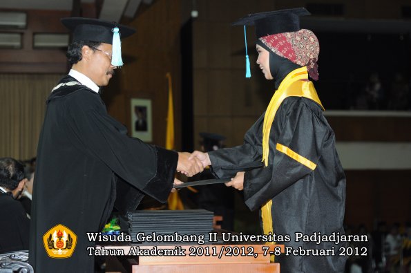 wisuda-fakultas-ilmu-budaya-oleh-dekan-070-copy