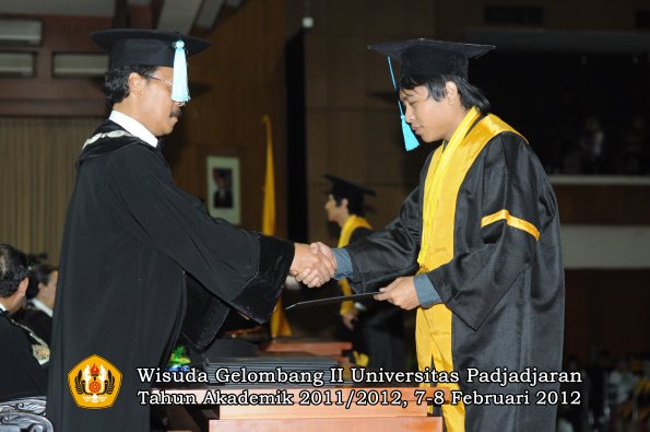 wisuda-fakultas-ilmu-budaya-oleh-dekan-084-copy