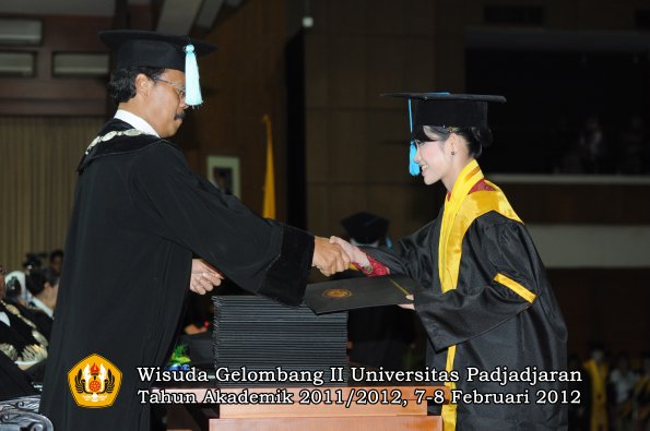 wisuda-fakultas-ilmu-budaya-oleh-dekan-099-copy