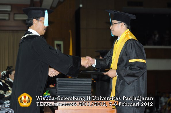 wisuda-fakultas-ilmu-budaya-oleh-dekan-100-copy