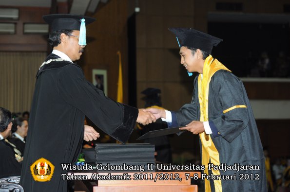 wisuda-fakultas-ilmu-budaya-oleh-dekan-114-copy