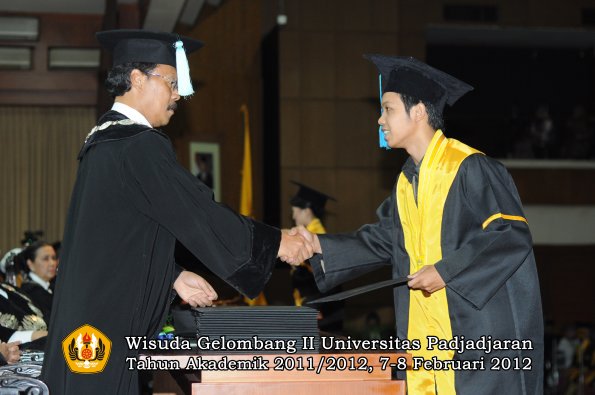 wisuda-fakultas-ilmu-budaya-oleh-dekan-121-copy