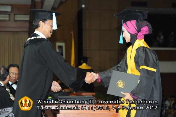 wisuda-fakultas-ilmu-budaya-oleh-dekan-131-copy